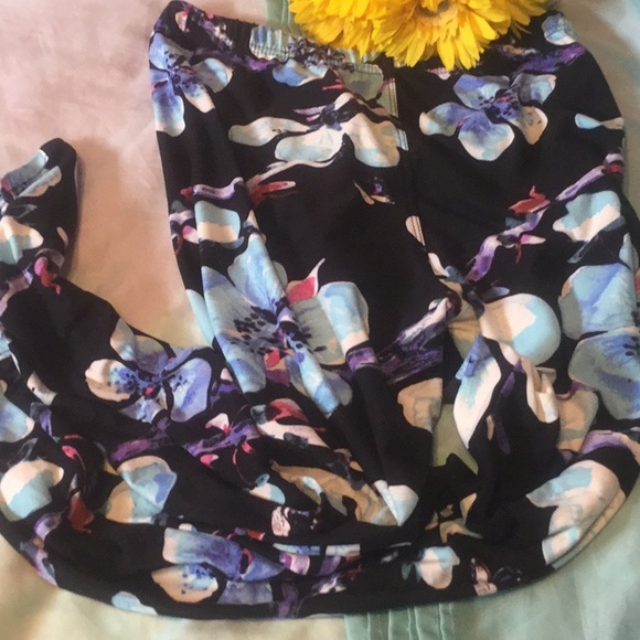 ❌DONATED❌Black Floral Print Elastic Waist Buttery Soft Leggings - Picture 3 of 7